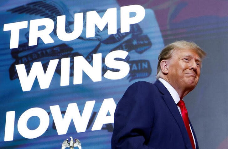 El candidato presidencial republicano y expresidente de Estados Unidos Donald Trump sube al escenario durante su fiesta de seguimiento de la noche de los caucus de Iowa en Des Moines, Iowa, Estados Unidos