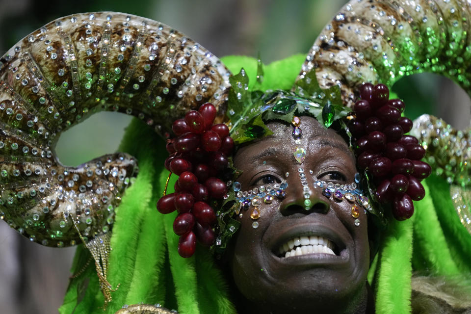 Un miembro de la escuela de samba Unidos da Tijuca desfila durante las celebraciones de Carnaval en el Sambódromo de Río de Janeiro, Brasil, el lunes 12 de febrero de 2024. (AP Foto/Silvia Izquierdo)