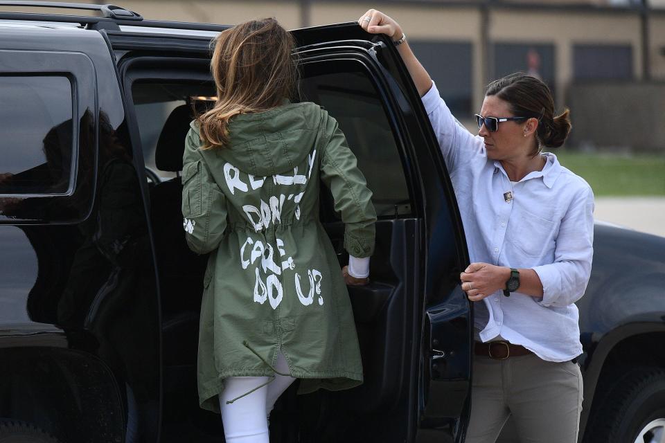 <p>First lady Melania Trump departs Andrews Air Force Base in Md., June 21, 2018 wearing a jacket emblazoned with the words “I really don’t care, do you?” following her surprise visit with child migrants on the US-Mexico border. (Photo: Mandel Ngan/AFP/Getty Images) </p>