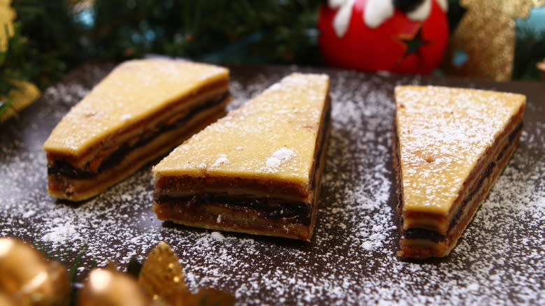 Flódni slices dusted with sugar