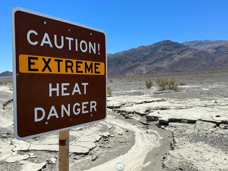 Imagen de archivo de un cartel advirtiendo del calor extremo en el Valle de la Muerte, California, EEUU.
