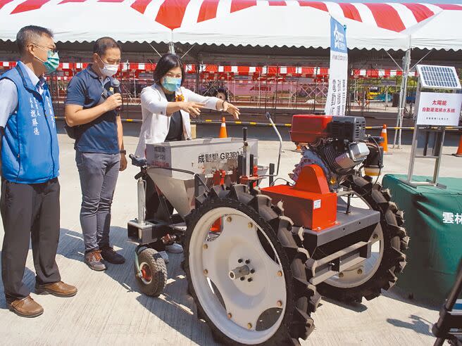 雲林國際農機展將於17日於雲林虎尾高鐵特定區登場，縣長張麗善（右一）昨天在現場開箱。（張朝欣攝）