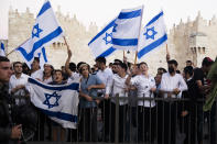 <p>Anteriormente una manifestación de ortodoxos en Jerusalén había causado mucha polémica, después de que los asistentes corearan mensajes de muerte para los árabes. Como consecuencia hubo enfrentamientos entre la Policía y los palestinos. (Photo by Amir Levy/Getty Images)</p> 