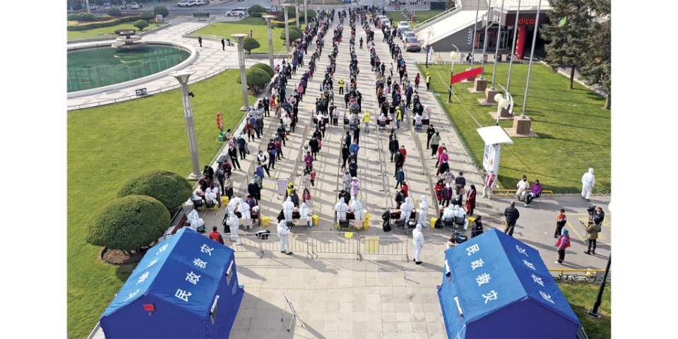 <span>Filas de espera para las pruebas de covid-19 en el noreste de China. (Foto: Wang Peng/Xinhua/Getty)</span>