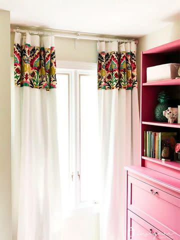 <p><a href="https://designertrapped.com/how-to-make-curtains-the-no-sew-lazy-way/" data-component="link" data-source="inlineLink" data-type="externalLink" data-ordinal="1">Kaleidoscope Living</a></p>