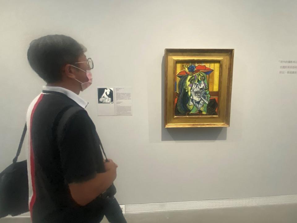 高美館《瞬間－穿越繪畫與攝影之旅》特展，進入第一展區即可欣賞到畢卡索代表作品之一〈哭泣的女人〉。（圖：溫蘭魁攝）