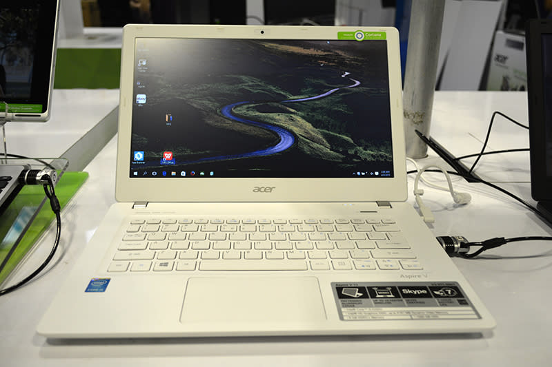 The Acer Aspire V3-371 is a 13.3-inch ultra-thin notebook that weighs just 1.5kg. It is equipped with a 2.2GHz Intel Core i5-5200U processor, 8GB of DDR3L RAM, and a 1TB HDD. It relies on the integrated Intel HD Graphics 5500 for graphics processing, which explains its slim design. It comes with Windows 10 pre-installed and a two-year carry-in warranty. You can have it for $799 (U.P. $999). The notebook is available in iron and white and also comes with a free carrying case and three years of McAfee Internet Security.