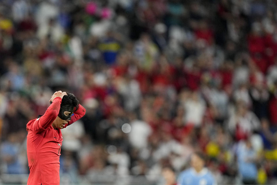 El delantero surcoreano Son Heung-min durante el partido contra Uruguay por el Grupo H del Mundial, el jueves 24 de noviembre de 2022, en Al Rayán, Qatar. (AP Foto/Martin Meissner)