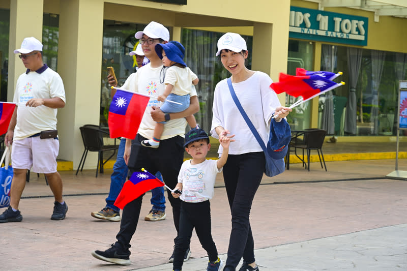 旅菲台灣人揮舞國旗  挺台參與WHA 逾百名旅菲台灣人11日在馬尼拉都會區一處商場集會 繞行，爭取菲律賓民眾支持台灣參與WHA。不少民眾 帶著家人和孩子參加。 中央社特約記者Edward Bungubung攝  113年5月11日 