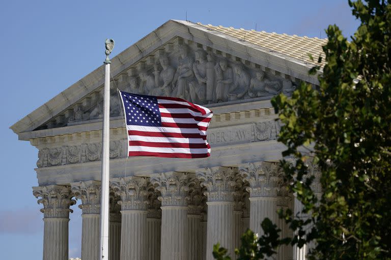 ARCHIVO - Una bandera de Estados Unidos ondea frente al edificio de la Corte Suprema, en el Capitolio de Washington, el 2 de noviembre de 2020. (AP Foto/Patrick Semansky, archivo)