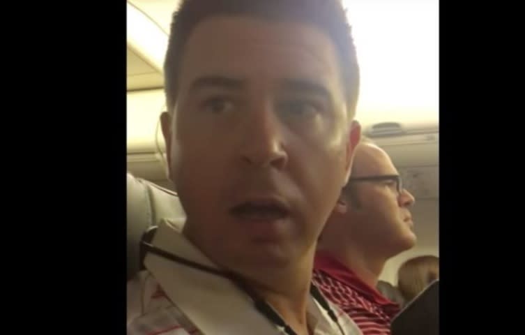 El hombre reaccionó al escuchar las palabras del piloto del avión. Foto: YouTube