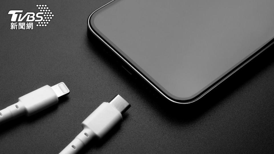 iPhone 15的充電孔傳將全面改換USB-C規格。（示意圖／shutterstock達志影像）