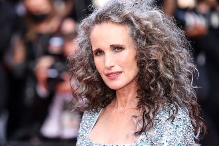 Andie MacDowell convirtió su cabello gris en un símbolo de rebelión Hollywoodense