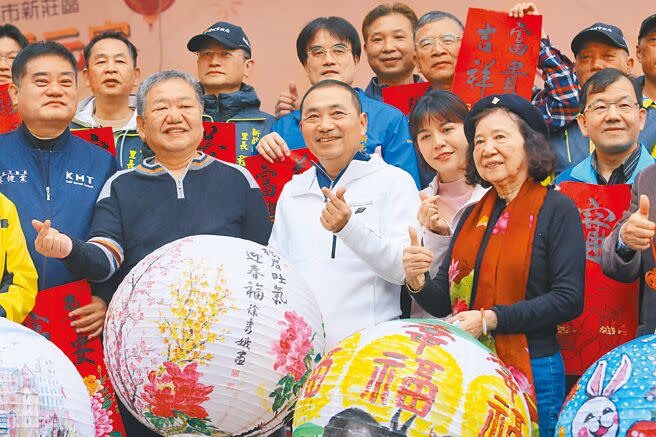 新北市長侯友宜最近一連串動作引發聯想，侯友宜4日表示，台灣最重要是讓台海、東亞穩定，就要從內部團結做起。圖為侯2日到新莊參加慶元宵活動。（本報資料照片）