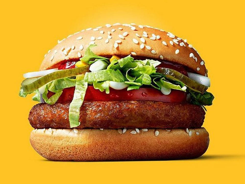 Offensichtlich möchte McDonald's in Zukunft nicht nur Fleischliebhaber, sondern auch Veganer mit seiner Karte ansprechen: Die Fast-Food-Kette bietet in skandinavischen Ländern wie Schweden und Finnland demnächst den McVegan an. Der fleischlose Burger besteht aus einem Sesam-Brötchen, einem Soja-Bratling, Salat, Tomate, Gurke, Zwiebel, Ketchup und Senf. Doch der McVegan ist nicht das einzige außergewöhnliche Produkt von McDonald's. (Bild-Copyright: mcdonaldssuomi/Instagram)