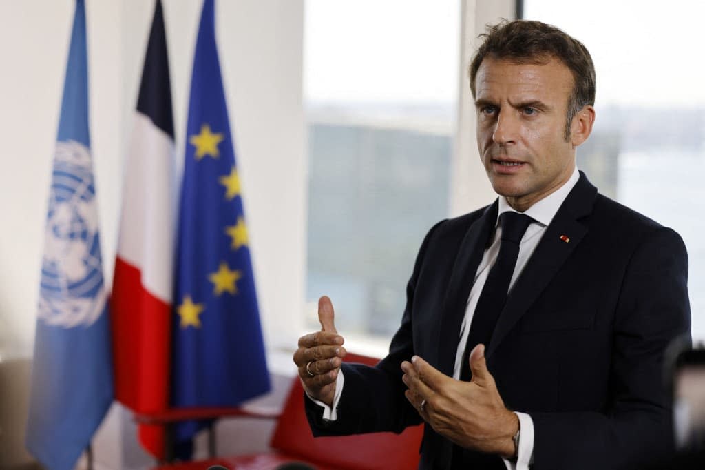 Le président français Emmanuel Macron s'adresse à la mission permanente de la France aux Nations unies, à New York, le 21 septembre 2022.
 - Ludovic MARIN / AFP