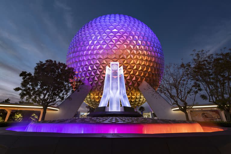 Una fuente renovada en la entrada principal de Epcot brilla frente a Spaceship Earth; una de las las novedades en el largo proceso de transformación que enfrenta el parque