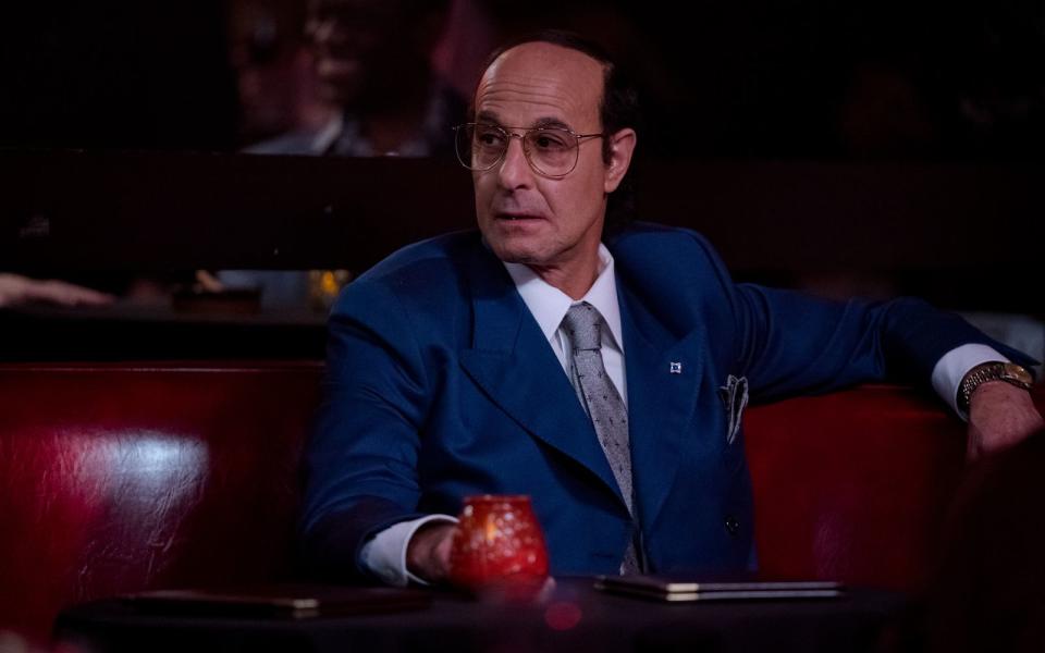 Stanley Tucci verkörpert in "I Wanna Dance With Somebody" Musik-Unternehmer Clive Davis, den einstigen Entdecker von Whitney Houston. (Bild: Sony Pictures)