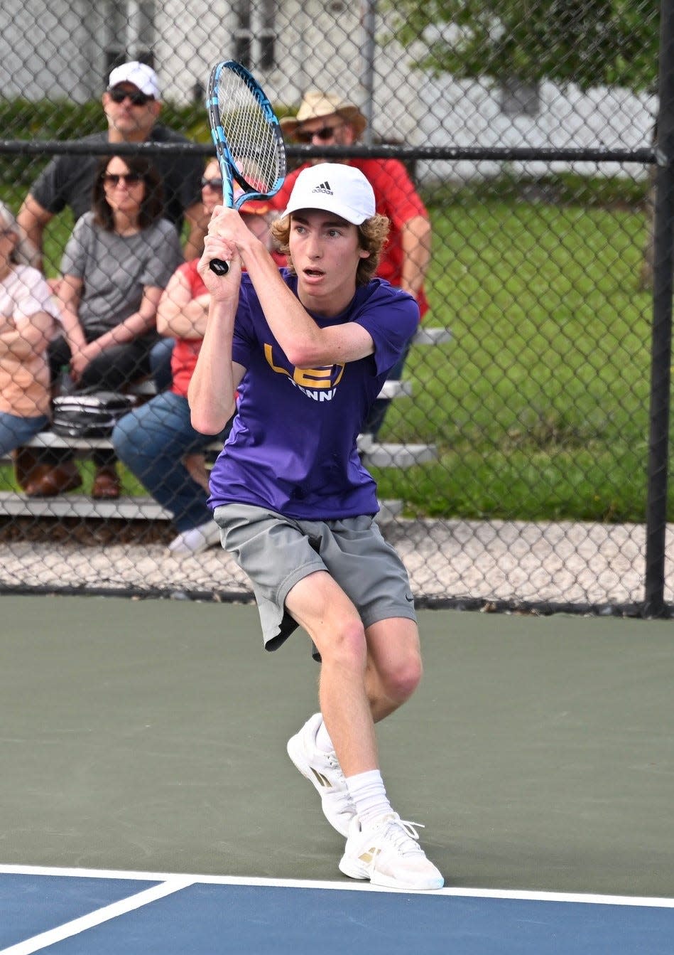 Owan Gongwer de Lexington ayudó a los Minutemen a avanzar en el torneo de tenis por equipos de la Asociación de Entrenadores de Tenis de Ohio el lunes con una victoria sobre Ottawa Hills.