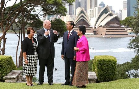 Peter Cosgrove (2nd L), Governor-General of Australia and his wife Lynne Cosgrove (L) chat with Indonesian President Joko Widodo and his wife Iriana at Admiralty House in Sydney, Australia, February 26, 2017. REUTERS/David Moir/Pool