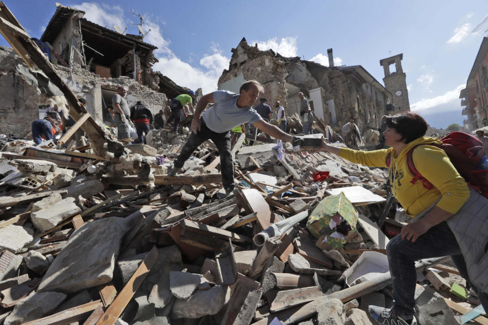 Bürger in Amatrice versuchen ihr Hab und Gut aus den zerstörten Häusern zu retten. (Bild-Copyright: AP Photo/Alessandra Tarantino)