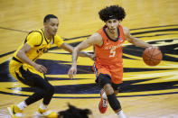 Illinois's Andre Curbelo, right, dribbles around Missouri's Xavier Pinson, left, during the first half of an NCAA college basketball game Saturday, Dec. 12, 2020, in Columbia, Mo. (AP Photo/L.G. Patterson)