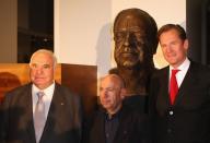 <p>Es ist Altkanzler Helmut Kohl (links), der bei der Präsentation seiner Büste von Bildhauer Serge Mangin (Mitte) 2007 sogar höchstpersönlich anwesend war. (Bild: Sean Gallup/Getty Images)</p>
