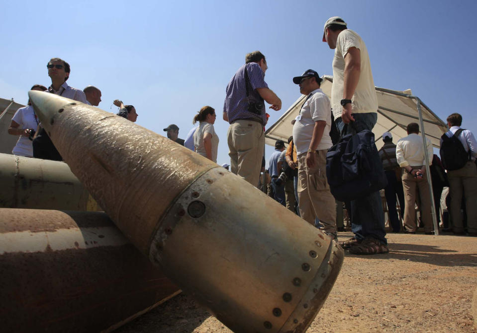 Activistas y delegaciones internacionales están junto a bombas de racimo en una base militar en Nabatiyeh, Líbano, 12 de septiembre de 2011. (AP Foto/Mohammed Zaatari, Archivo)