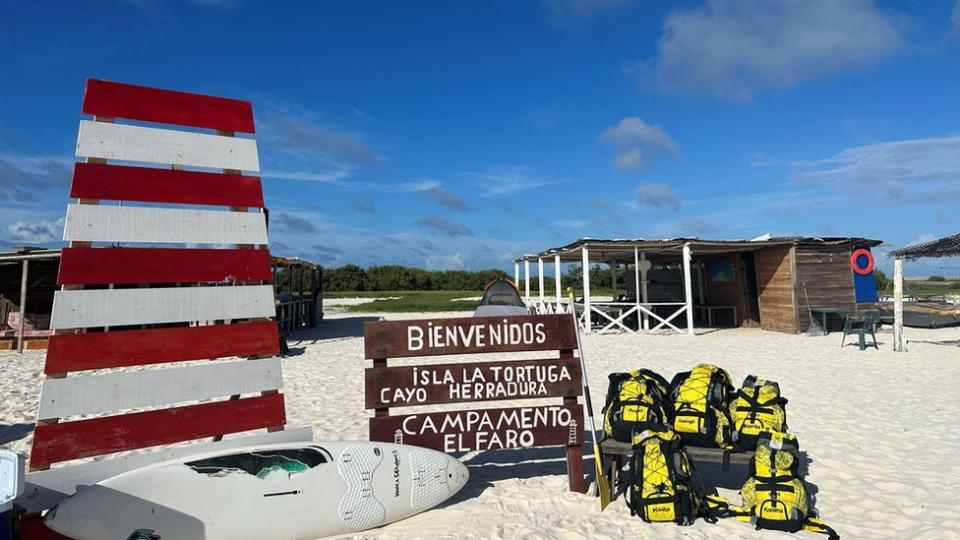 Campamento El Faro, uno de los pocos que existen en Cayo Herradura, al lado de la vivienda de un grupo de pescadores.