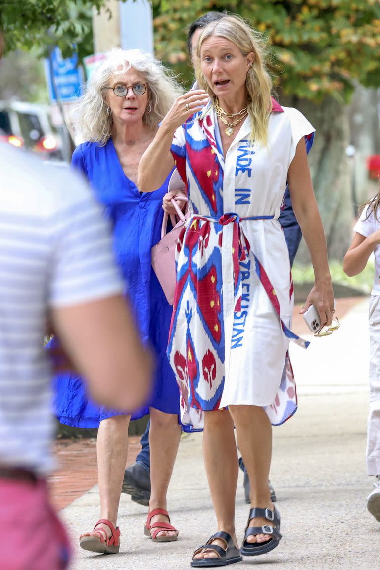 Gwyneth Paltrow sale a cenar con su madre Blythe Danner en los Hamptons de Nueva York y más tarde fue vista dando un paseo con una amiga
