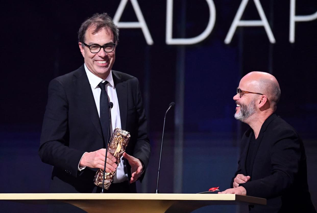 Dominik Moll recevant son César le 25 février 2023 lors des César - BERTRAND GUAY / AFP