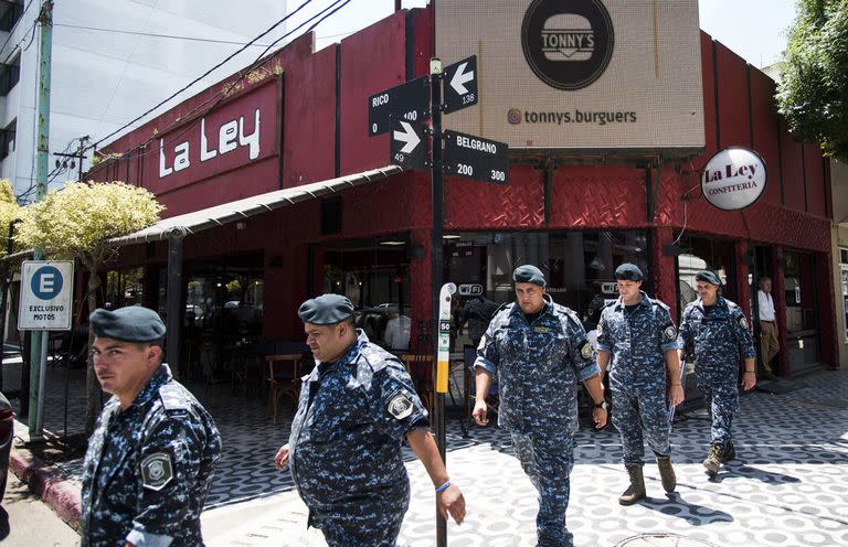 La policía custodia los alrededores del tribunal donde se lleva a cabo el juicio por el crimen de Fernando Báez Sosa