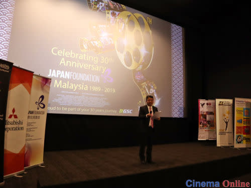 Mr. Shimada presenting the special poster created by GSC to celebrate JFKL's 30th anniversary in Malaysia.