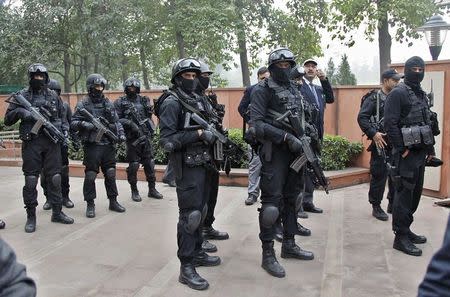 Members of India's National Security Guard stand guard outside the Mahatma Gandhi memorial before the arrival of U.S. President Barack Obama at Rajghat in New Delhi January 25, 2015. REUTERS/Stringer