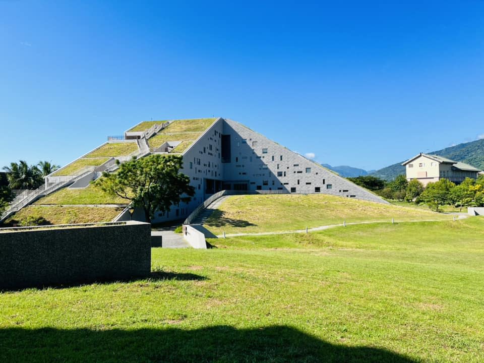 ▲台東大學圖書資訊館的屋頂大量種植草皮，館內大量使用自然採光以達節能環保。（記者自拍）