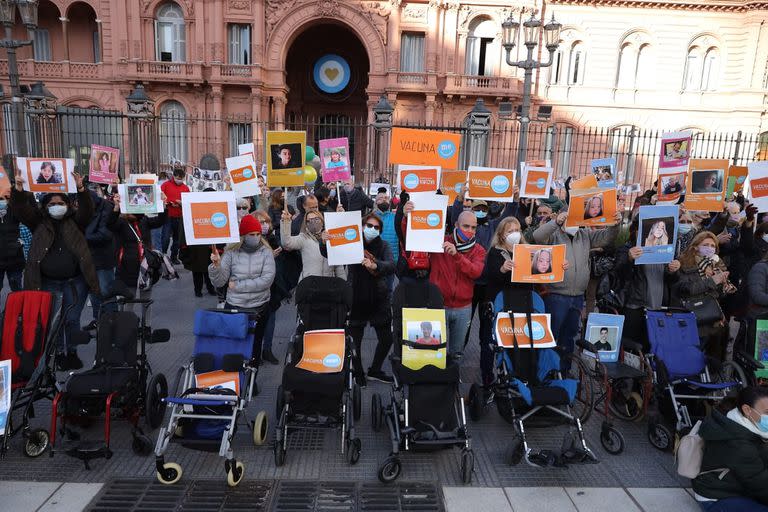 En Plaza de Mayo, padres de menores con comorbilidades reclaman vacunas para sus hijos