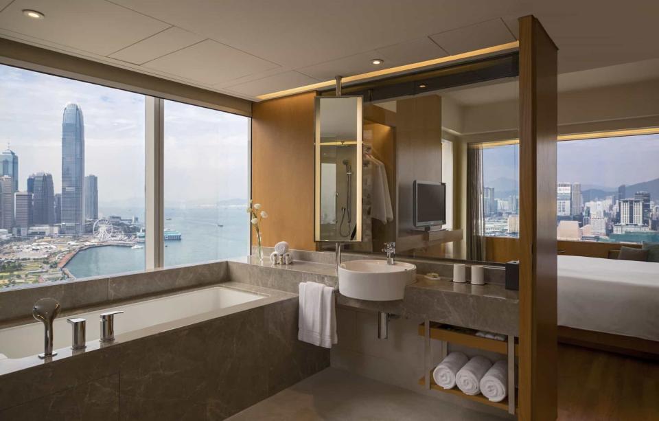 海港景高級特大雙人床套房的半透明「高空浴室」曾一度在社群軟體上掀起打卡熱潮。（香港萬麗海景酒店提供）