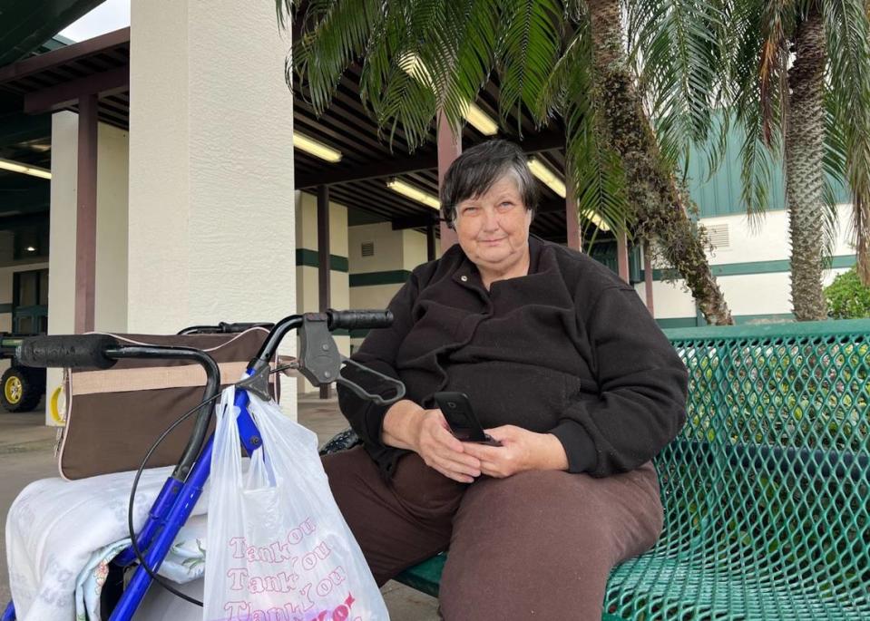 Kathy Lorenz en un banco frente al refugio de la Cruz Roja instalado en el Civic Center de Arcadia. El refugio de la ciudad ya ha cerrado. Clara-Sophia Daly/For the Herald