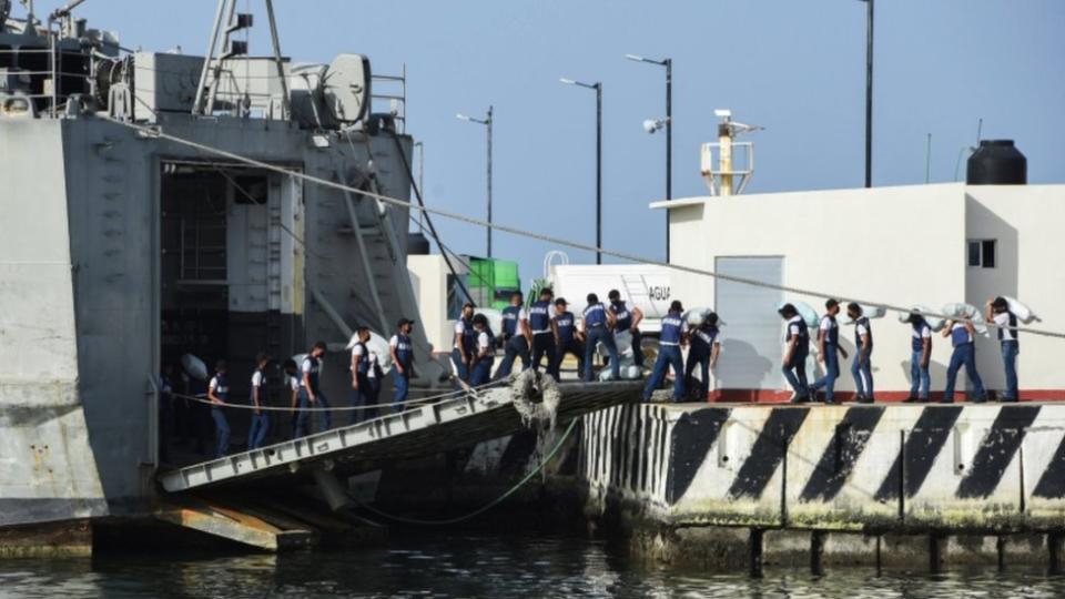 Buques en Veracruz listos para salir a Cuba con ayuda humanitaria.