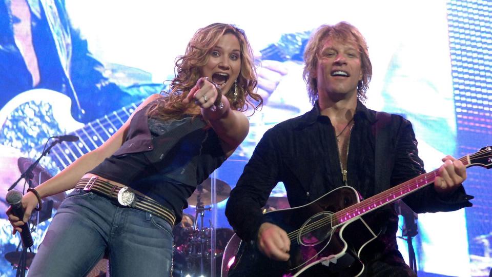 bon jovi with guest jennifer nettles in concert at the philips arena in atlanta january 17, 2006