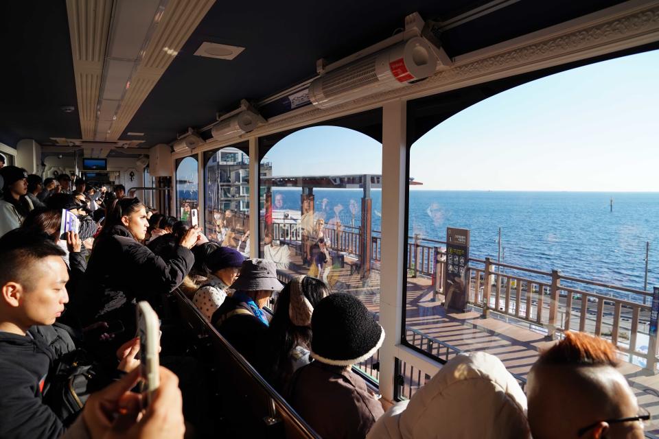 全席面向海景的海岸線列車。