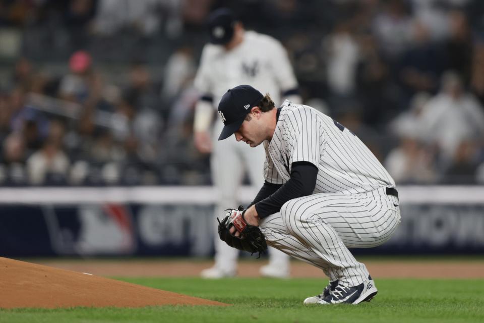 11 de octubre de 2022;  Bronx, Nueva York, Estados Unidos;  El lanzador abridor de los Yankees de Nueva York, Gerrit Cole (45), se prepara para lanzar durante la primera entrada del juego uno de la ALDS contra los Guardianes de Cleveland para los Playoffs de la MLB de 2022 en el Yankee Stadium.