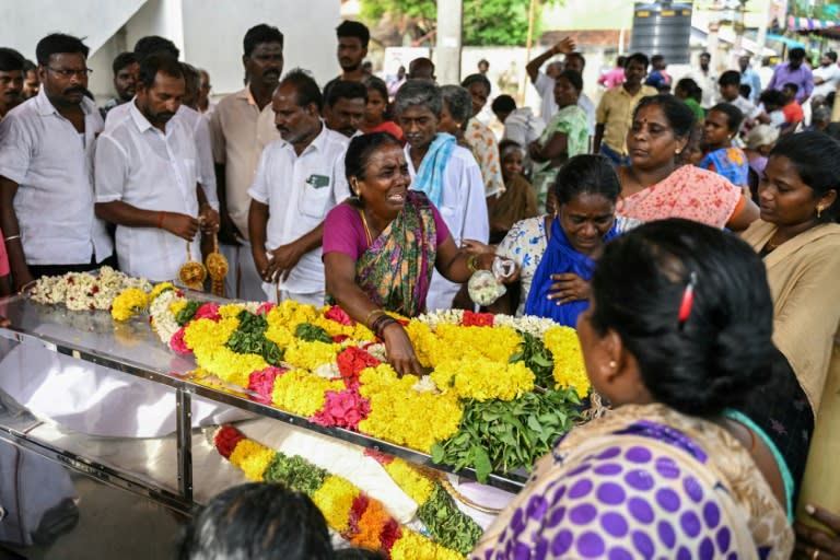 Une femme pleure, le 20 juin 2024, l'une des victimes qui ont consommé de l'alcool frelaté, à Kallakurichi, dans le sud de l'Inde (R.Satish BABU)