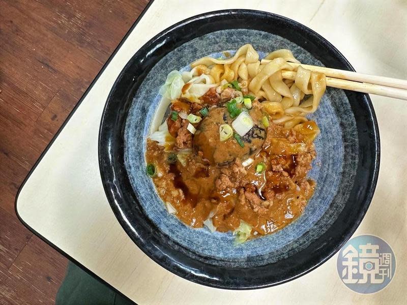 「王家麵食館」的「混蛋麵」，可以吃到肉燥、麻醬和整顆皮蛋，滋味鹹香豐富。