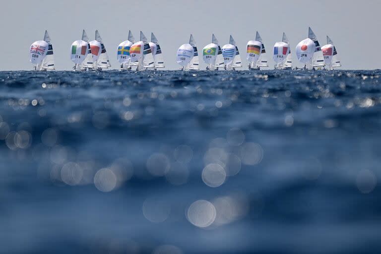 Las tripulaciones compiten en la Carrera 1 del bote mixto 470 durante la competición de vela 