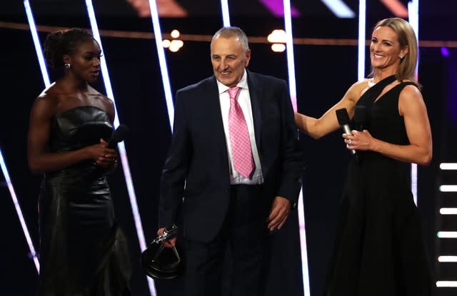 John Blackie (centre) with his Coach of the Year award alongside Dina Asher Smith (left) and Gabby Logan