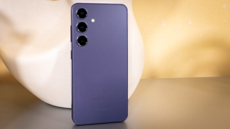 The Galaxy S24 in Cobalt Violet is small but mighty. - Photo: Florence Ion / Gizmodo