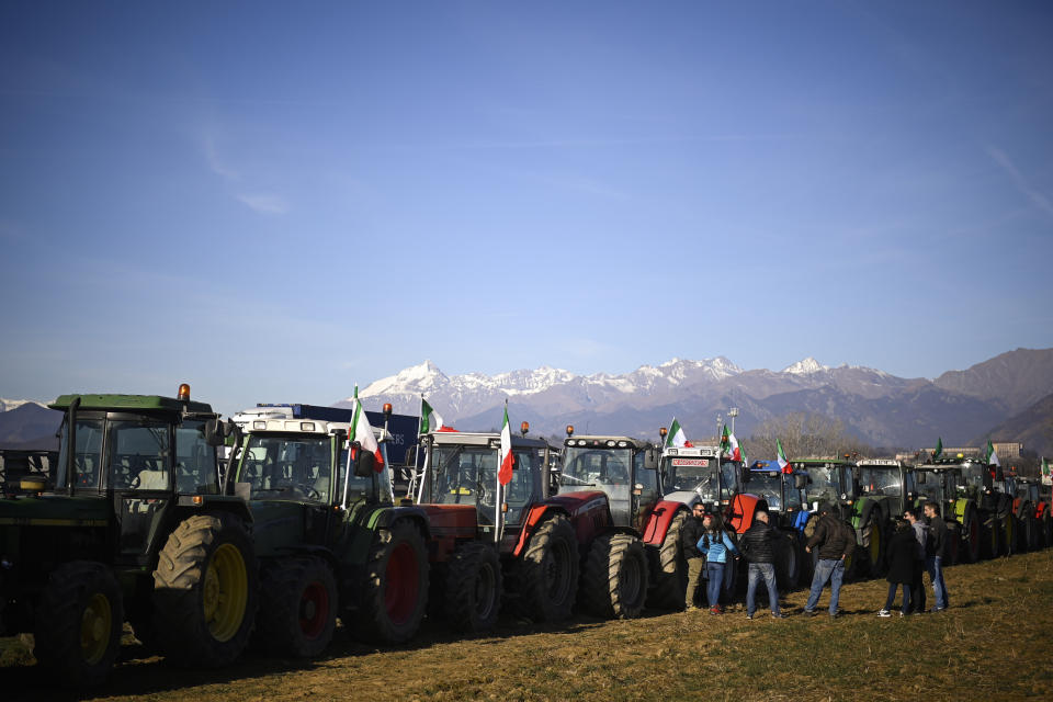 Agricultores italianos protestan contra las políticas agrarias de la UE cerca de Turín, el lunes 5 de febrero de 2024. (Fabio Ferrari/LaPresse via AP)