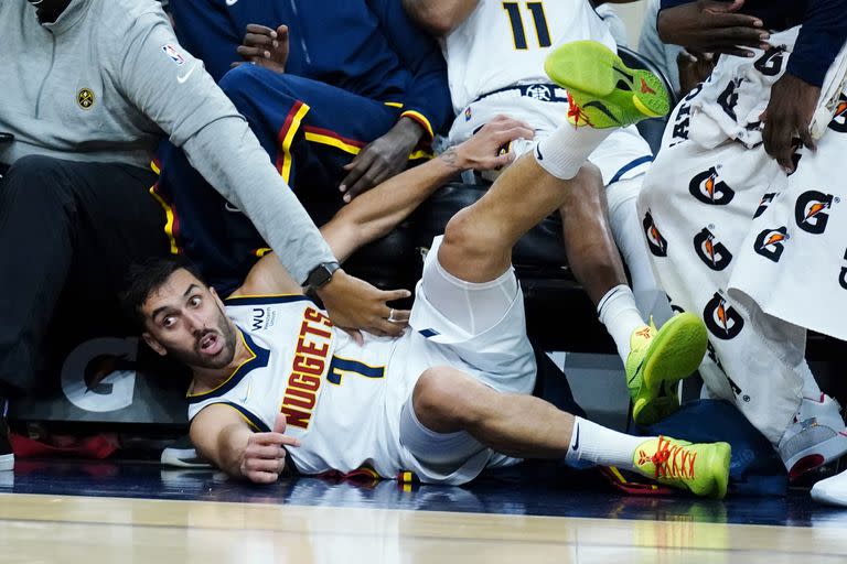 A fondo, como siempre: Facundo Campazzo se lanza contra el banco de suplentes para recuperar una pelota