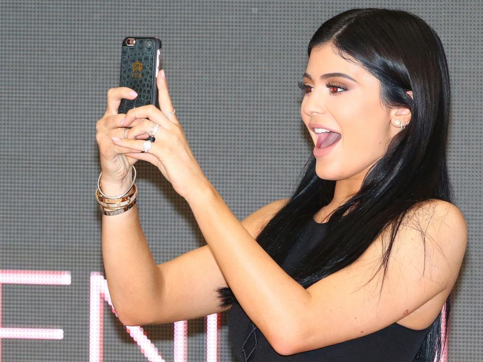 kylie jenner phone selfie